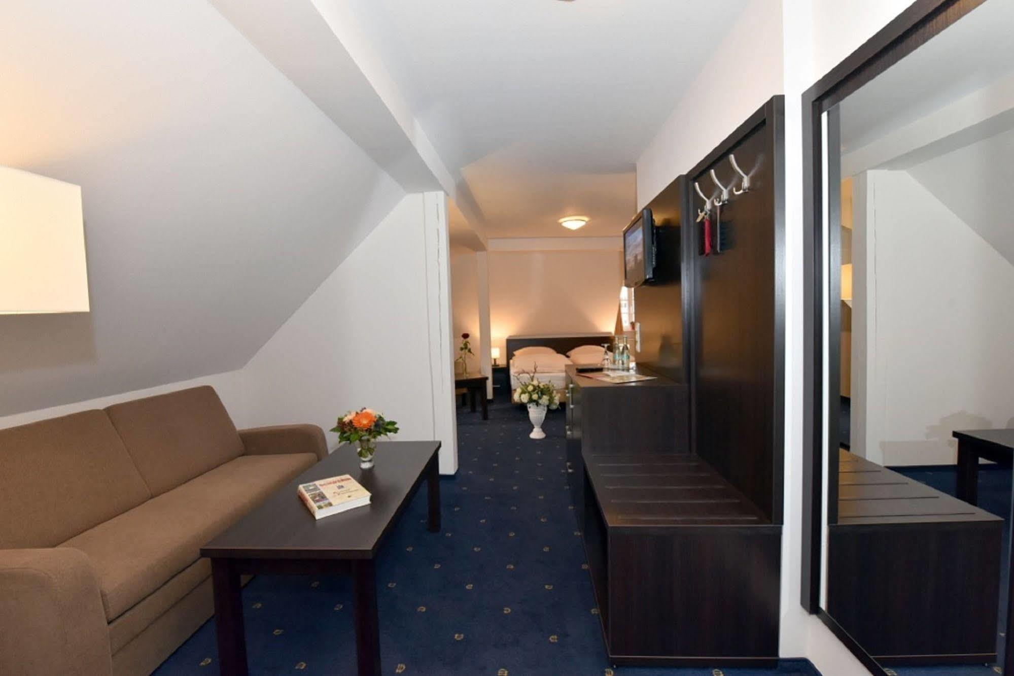 Weinhaus Woehler Hotel Шверин Екстериор снимка